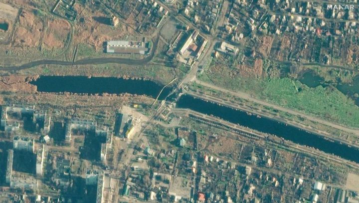Ponte distrutto sul fiume Bakhmutovka dentro Bakhmut, Ucraina. Immagine satellitare della Maxar Technologies, del 3 gennaio