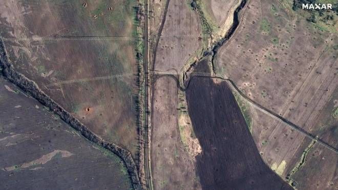 Immagine satellitare del 4 gennaio che mostra denti di drago installati a est di Bakhmut, Ucraina