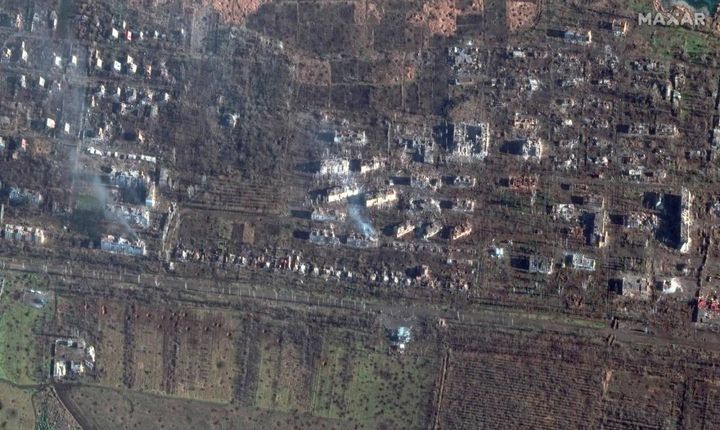 Condomini distrutti e crateri nei campi del sud Bakhmut, Ucraina. Foto del 4 gennaio