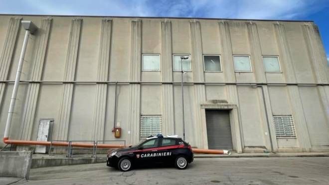 L'esterno della fabbrica dove un 
operaio di 22 anni sarebbe rimasto schiacciato da un bancale a Caivano in provincia di Napoli