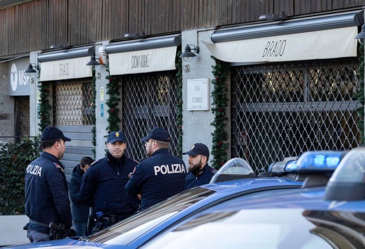 La polizia all'esterno del ristorante ''Brado'' dove e' stato commesso il femminicidio di Martina Scialdone
