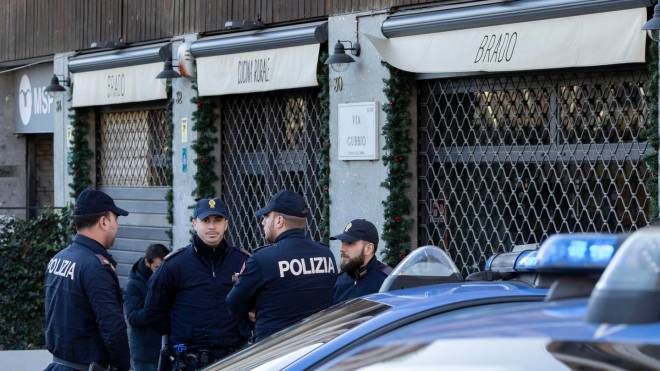 La polizia all'esterno del ristorante ''Brado'' dove e' stato commesso il femminicidio di Martina Scialdone