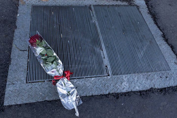 Una rosa all'esterno del ristorante ''Brado'' dove e' stato commesso il femminicidio