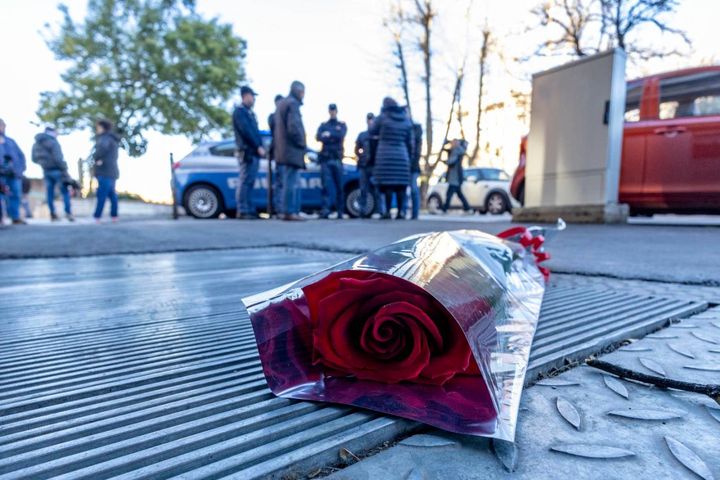 Una rosa all'esterno del ristorante ''Brado'' dove e' stato commesso il femminicidio