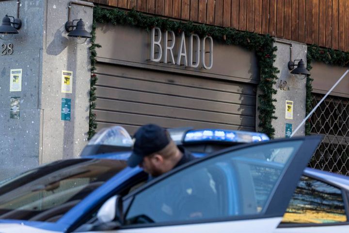La polizia all'esterno del ristorante ''Brado'' dove e' stato commesso il femminicidio,