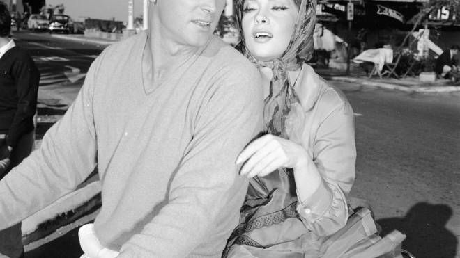 Con Rock Hudson durante le riprese di 'Torna a settembre' nel 1951 (Ansa)