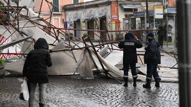 Tempesta di vento a Napoli: in via Aniello Falcone, si è verificato il crollo parziale di una impalcatura montata sulla facciata di uno stabile per lavori