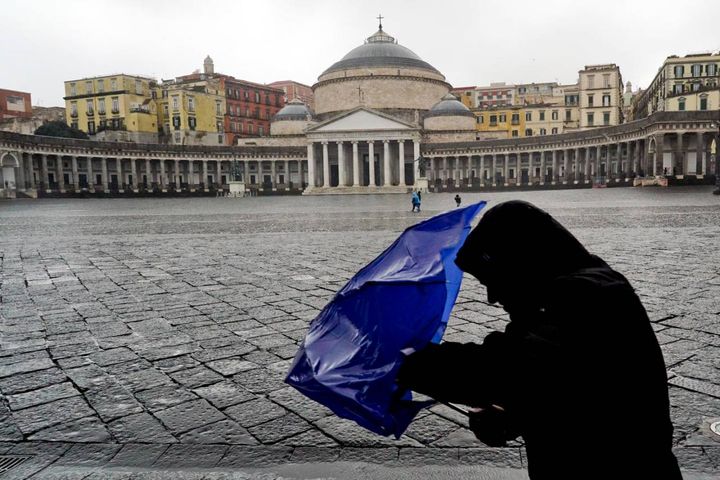 Pioggia e vento a 
Napoli dove per l'allerta meteo arancione sono rimaste chiusi scuole e parchi,