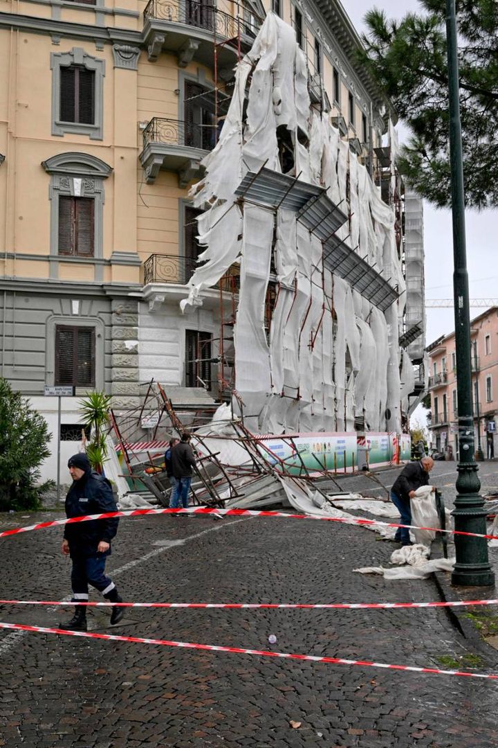 Tempesta di vento a Napoli: in via Aniello Falcone, si è verificato il crollo parziale di una impalcatura montata sulla facciata di uno stabile per lavori