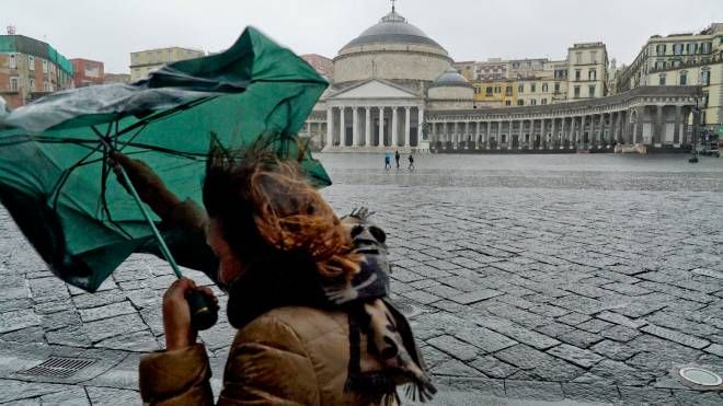 Pioggia e vento a 
Napoli dove per l'allerta meteo arancione sono rimaste chiusi scuole e parchi,