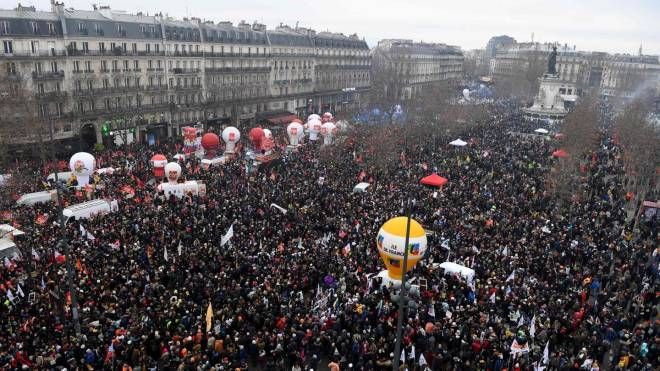 Parigi, manifestazione nazionale contro la riforma delle pensioni (Ansa)