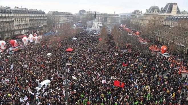 Parigi, manifestazione nazionale contro la riforma delle pensioni (Ansa)