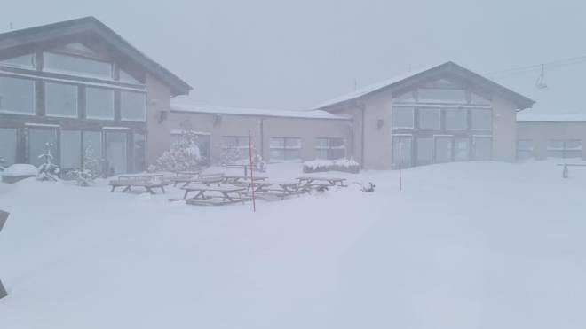 Maltempo: bufera di 
neve a Frontignano di Ussita (Ansa)