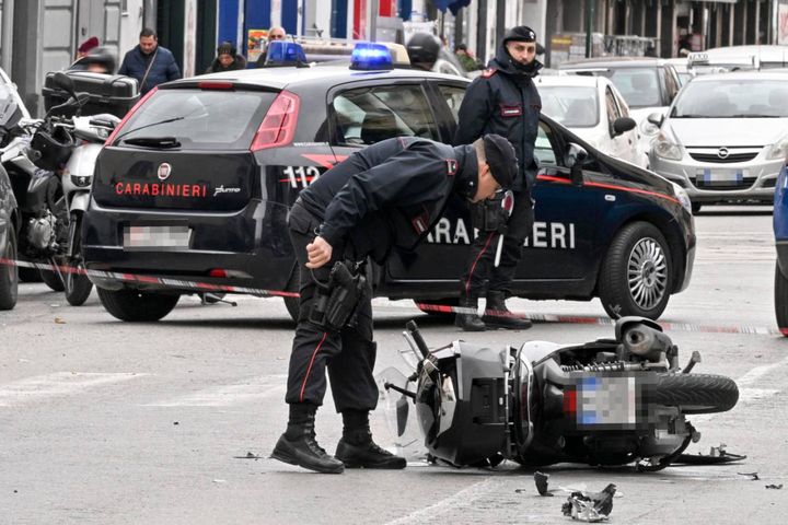 I rilievi della Polizia Municipale in corso Arnaldo Lucci a  Napoli, dove è stato investito un carabiniere
