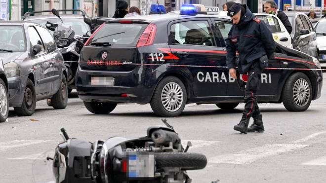 I rilievi della Polizia Municipale in corso Arnaldo Lucci a  Napoli, dove è stato investito un carabiniere