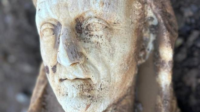 La statua marmorea a grandezza naturale di Ercole, trovata nell'area di Parco Scott a Roma, tra via Cristoforo Colombo e via Appia Antica, durante un intervento di revisione e bonifica di un condotto fognario, lo rende noto il Parco Archeologico dell'Appia Antica
