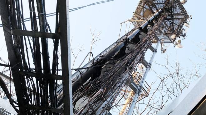 Alcuni cavi di un ripetitore di telefonia mobile sono stati incendiati la notte scorsa sulla collina di Torino (Ansa)