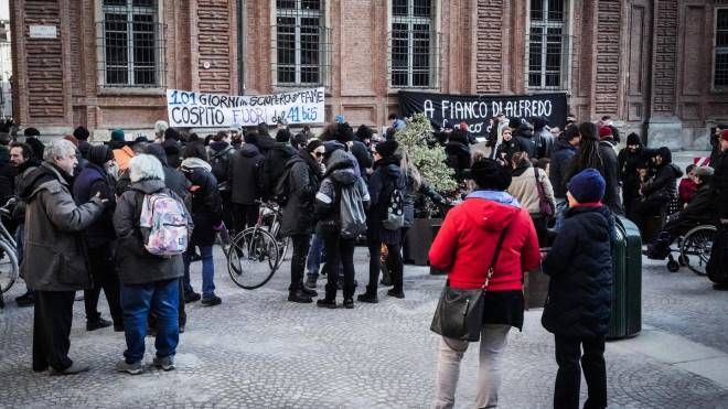 Volantinaggio e striscioni degli anarchici per protestare per la detenzione in carcere con il regime del 41 Bis di Alfredo Cospito, piazza Carignano, Torino (Ansa)
