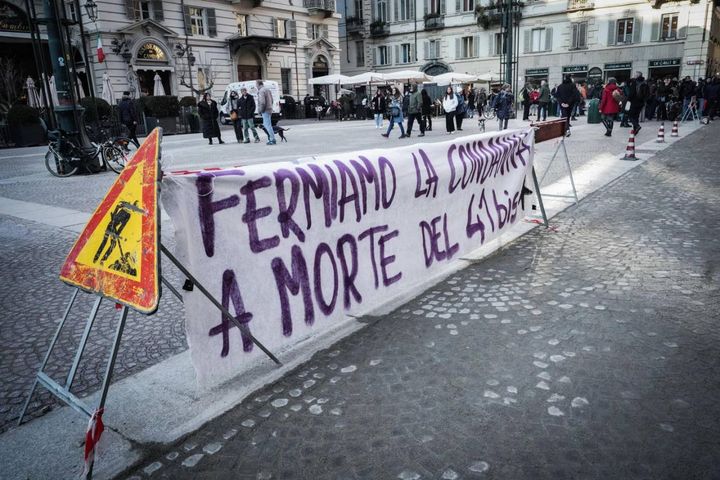 Volantinaggio e striscioni degli anarchici per protestare per la detenzione in carcere con il regime del 41 Bis di Alfredo Cospito, piazza Carignano, Torino (Ansa)