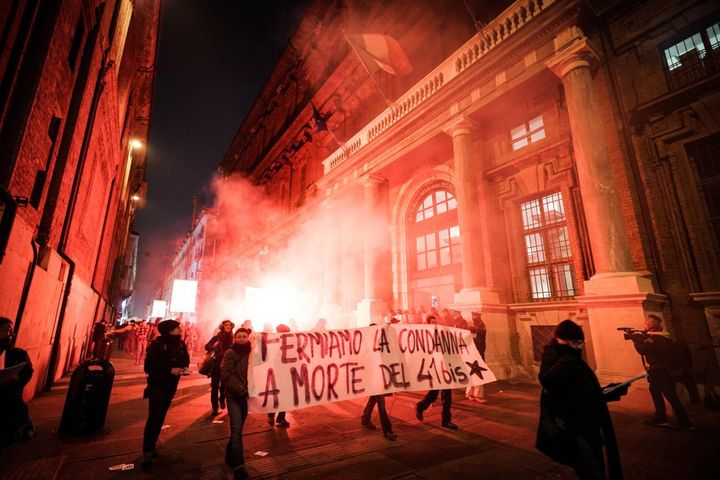 Presidio degli anarchici a Torino, al grido di: "Fuori Alfredo dal 41bis"