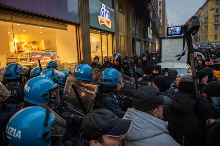 A Milano anarchici e forze dell'ordine tra Porta Genova verso il carcere di San Vittore 
