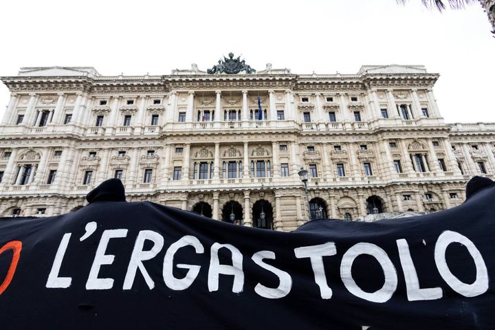 Striscioni anarchici in piazza Cavour a Torino il 25 gennaio 2023: no all'ergastolo 