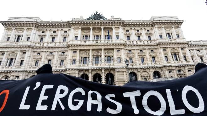 Striscioni anarchici in piazza Cavour a Torino il 25 gennaio 2023: no all'ergastolo 