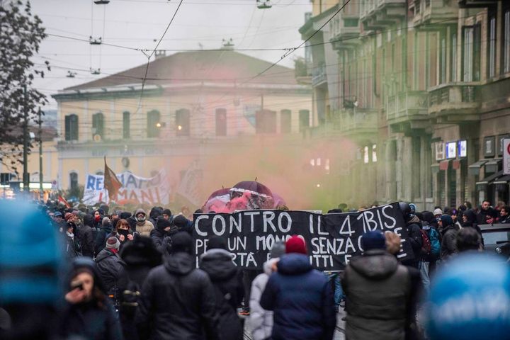 Fumogeni e danneggiamenti a Milano durante la manifestazione degli anarchici 