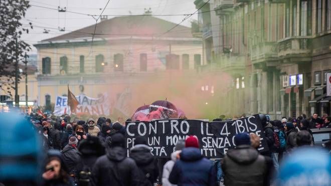 Fumogeni e danneggiamenti a Milano durante la manifestazione degli anarchici 