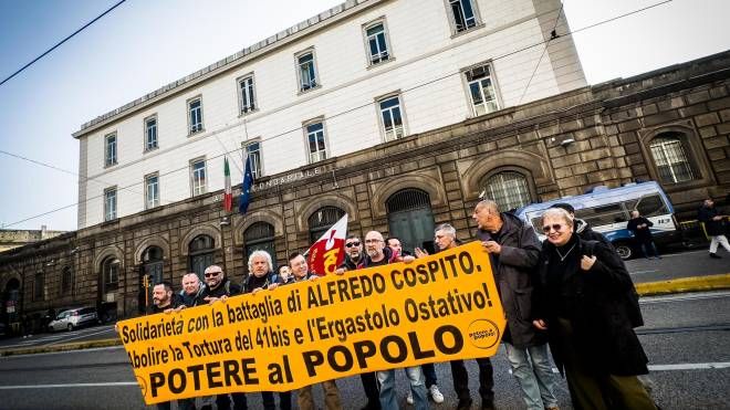 Presidio di solidarietà davanti al carcere di Poggioreale a Napoli