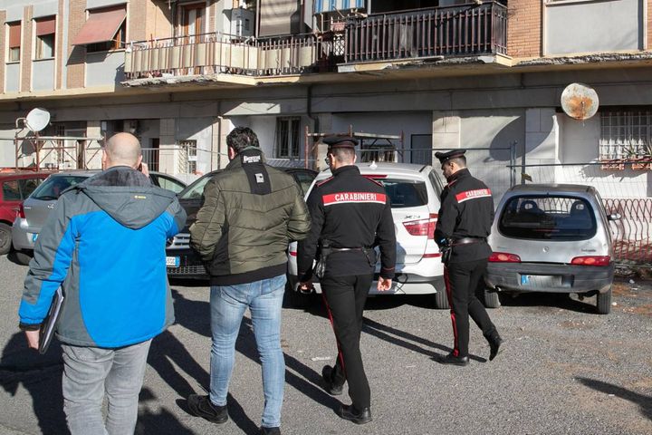 Fabrizio Vallo di 48 anni, con precedenti, è stato raggiunto da cinque colpi di pistola mentre si trovava sul portone di casa in via del Sommergibile.