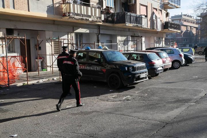 I carabinieri sul luogo del delitto  in via del Sommergibile ad Ostia 