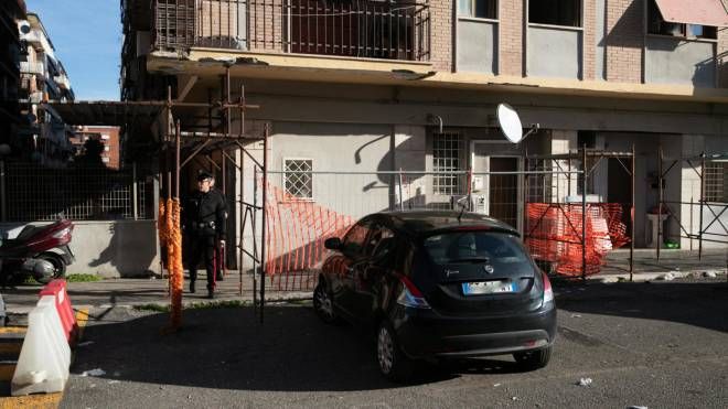 I carabinieri sul luogo del delitto  in via del Sommergibile ad Ostia 