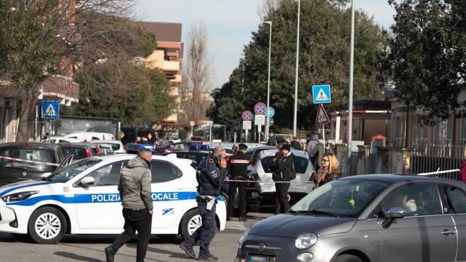 Controlli dei Carabinieri con gli artificieri su una macchina sospetta a Fiumicino