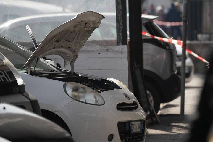 Controlli dei Carabinieri con gli artificieri su una macchina sospetta a Fiumicino