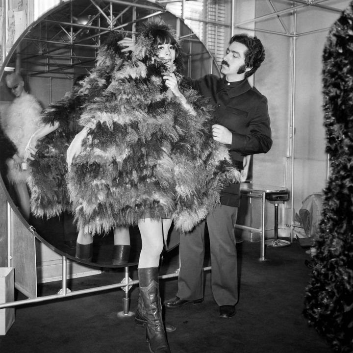 Paco Rabanne con una modella nel suo negozio a Parigi, 20 marzo 1968 (Afp)