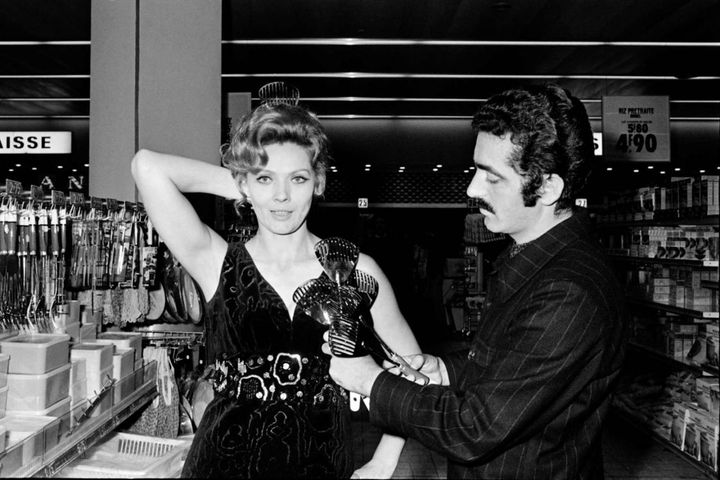 Paco Rabanne con l'attrice Corinne Marchand, 4 novembre 1969 (Afp)