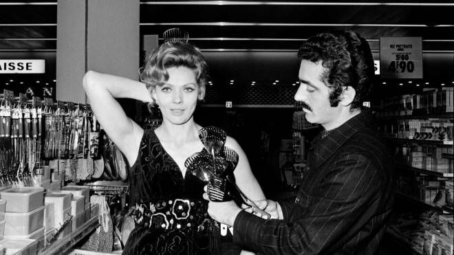 Paco Rabanne con l'attrice Corinne Marchand, 4 novembre 1969 (Afp)
