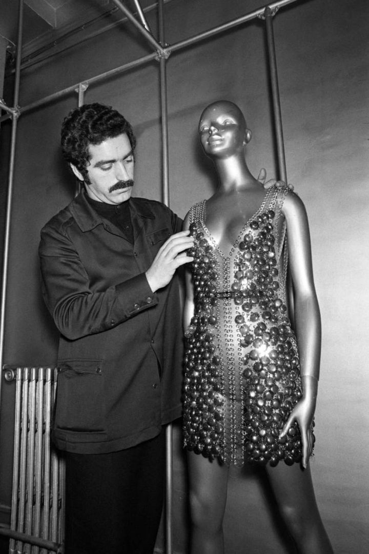Paco Rabanne e una sua creazione, 16 gennaio 1970 (Afp)