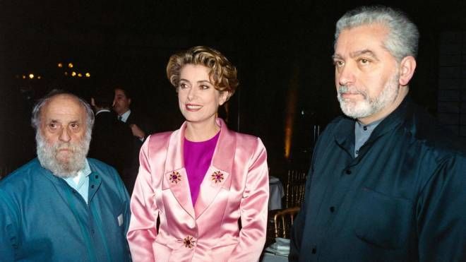Lo scultore francese Cesar, l'attrice Catherine Deneuve e Paco Rabanne, 1 dicembre 1991 (Afp)
