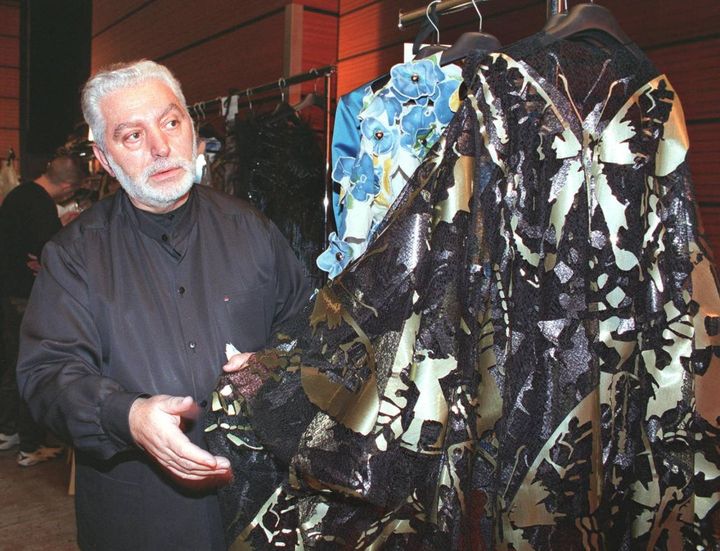 Paco Rabanne prima della presentazione della collezione primavera-estate 1999 (Afp)