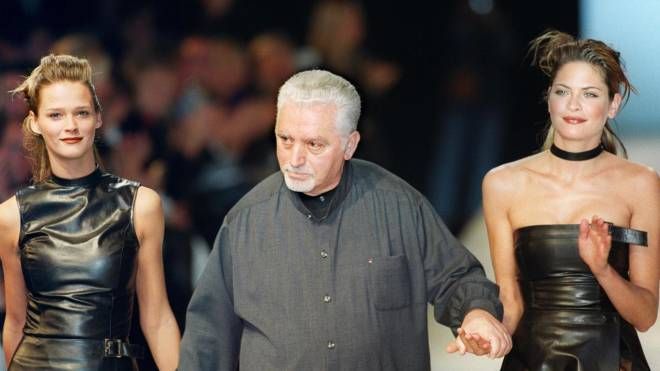 Paco Rabanne con due modelle nel 2000