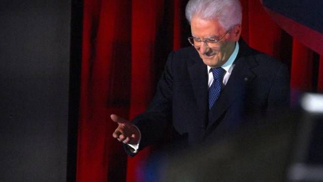 Il presidente della Repubblica Sergio Mattarella saluta dal palco dell'Ariston di Sanremo (Ansa)