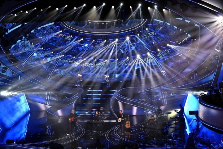 Il palco di Sanremo durante l'esibizione dei Pooh (Ansa)