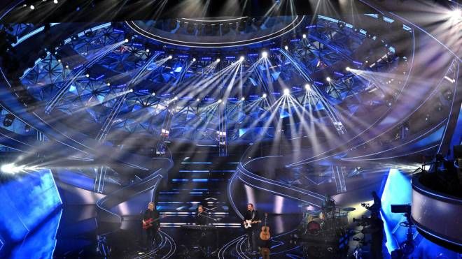 Il palco di Sanremo durante l'esibizione dei Pooh (Ansa)