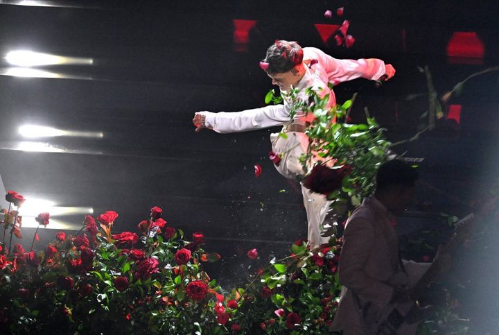 Blanco prende a calci i fiori sul palco dell'Ariston di Sanremo (Ansa)
