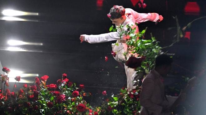 Blanco prende a calci i fiori sul palco dell'Ariston di Sanremo (Ansa)