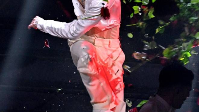 Blanco distrugge gli addobbi floreali sul palco (Ansa)