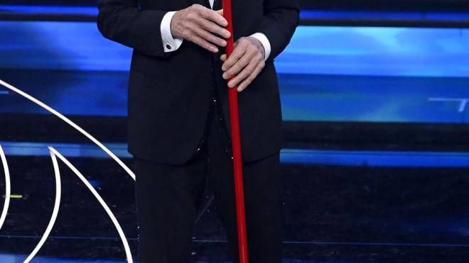 Gianni Morandi è entrato in scena con una scopa, ricordando l'episodio della prima serata di Sanremo che ha visto protagonista Blanco (Ansa)