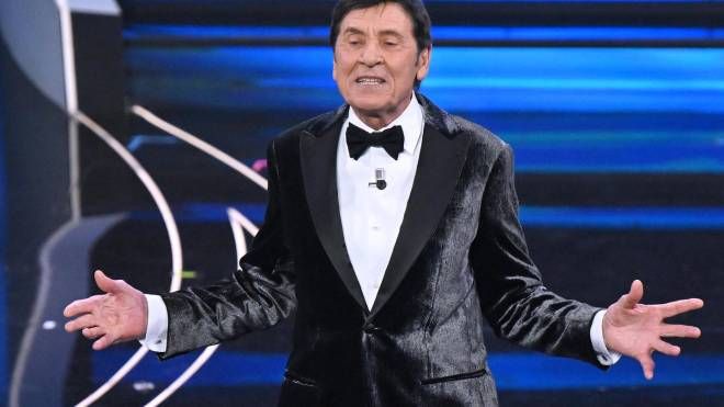 Gianni Morandi apre la terza serata di Sanremo (Ansa)